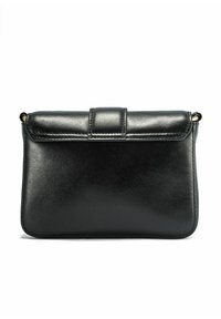 Czarna skórzana torebka o gładkiej teksturze, prostokątnym kształcie i z klapką. Posiada subtelny detal szwu oraz złote okucia.