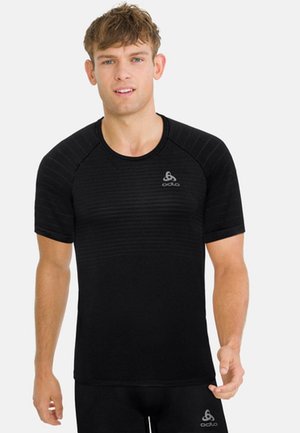 Zwart sportshirt met korte mouwen, featuring een gestructureerd ontwerp met horizontale strepen, ronde hals en logo aan de bovenkant aan de linkerkant.