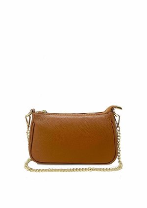 Borsa a tracolla in pelle marrone con finitura testurizzata, tracolla in catena dorata, chiusura con zip e forma rettangolare compatta.