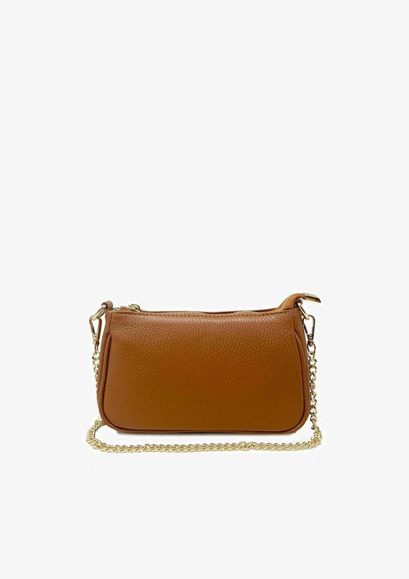 Hnědá kožená crossbody taška s texturovaným povrchem, zlatým řetízkem, zipovým uzávěrem a kompaktním obdélníkovým tvarem.