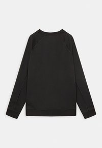 Svart sweatshirt med långa ärmar, ribbade mudd och nederkant, samt rund halsringning. Slät tyg med raglanärmar och minimal sömnad.