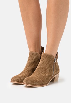NELLY - Stivaletti texani / biker - cognac