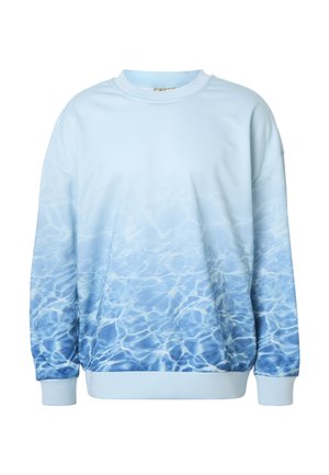 Világoskék kereknyakú pulóver, amelynek mintája vízhullámokból áll, amelyek a középtől a mandzsettákon és az alján halványulnak el.