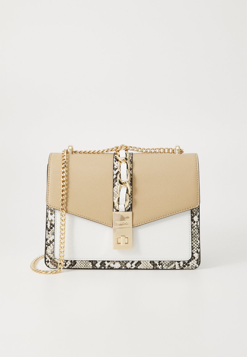 Borsa a tracolla beige e bianca con dettagli in stampa serpente; presenta una tracolla in catena dorata e una chiusura con logo rettangolare sul davanti.