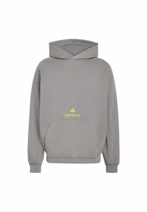 Felpa grigia con cappuccio e tasca a marsupio. Presenta un logo giallo prominente sul petto e polsini e orlo a costine. Materiale morbido.