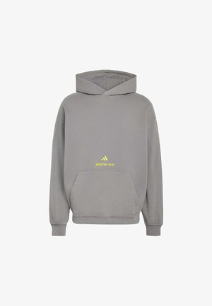 Felpa grigia con cappuccio e tasca a marsupio. Presenta un logo giallo prominente sul petto e polsini e orlo a costine. Materiale morbido.