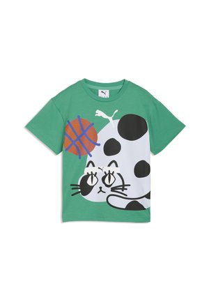 Maglietta verde a maniche corte con grande grafica di gatto bianco e nero in stile cartone animato e pallacanestro arancione, con piccolo logo Puma bianco sopra il gatto.