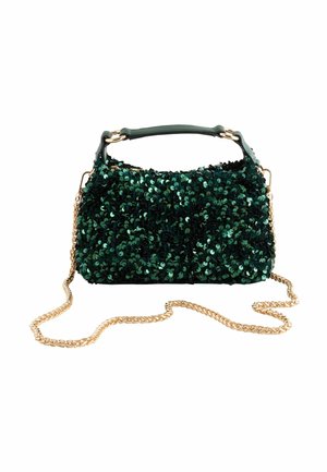 Kleine grüne Pailletten-Handtasche mit kurzem Griff und goldener Ketten-schulterriemen vor einem weißen Hintergrund.