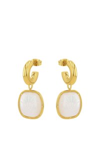 Goudkleurige oorbellen met een gestructureerde hoepel en een vierkante, ondoorzichtige witte edelsteen met een subtiel bloempatroon.