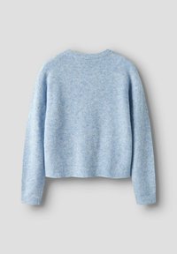 Svijetloplavi pulover s teksturiranim, rebrastim pletenim dizajnom. Ima duge rukave i okrugli izrez. Stražnji dio je blago skraćen.