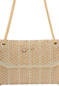 Beige håndtaske med et vævet mønster, udsmykket med rhinsten. Har en guldkæde rem og en klaplukning med logo detalje.