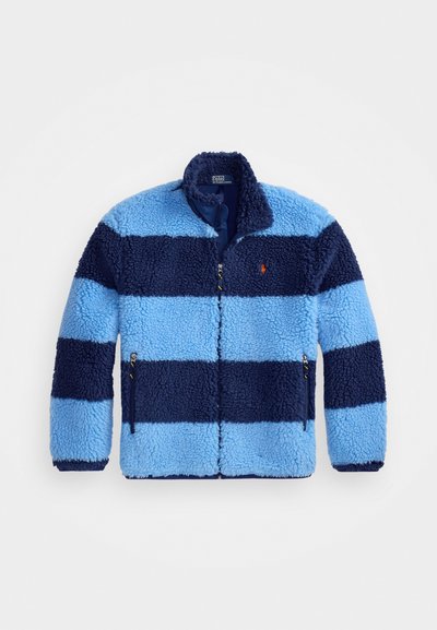 Casaco de polar riscado em azul e marinho, com fecho éclair total, colarinho alto, bolsos com fecho éclair e pequeno logo bordado no peito.