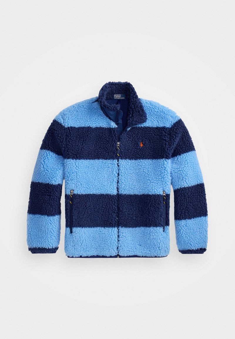 Chaqueta de forro polar a rayas azul y marino con cremallera completa, cuello alzado, bolsillos con cremallera y pequeño logo bordado en el pecho.