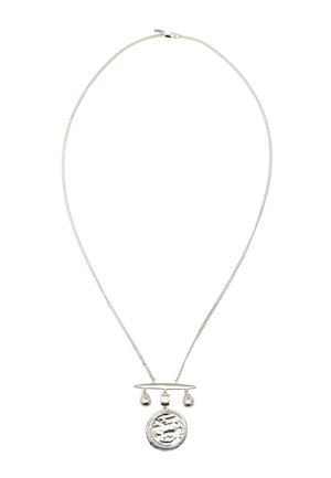 Collana con catena in argento con ciondolo a barra orizzontale con due piccoli charm a forma di goccia e un grande charm rotondo e strutturato.