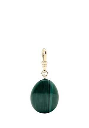 Pendentif en pierre verte polie en forme de goutte, attaché à un fermoir en métal doré.