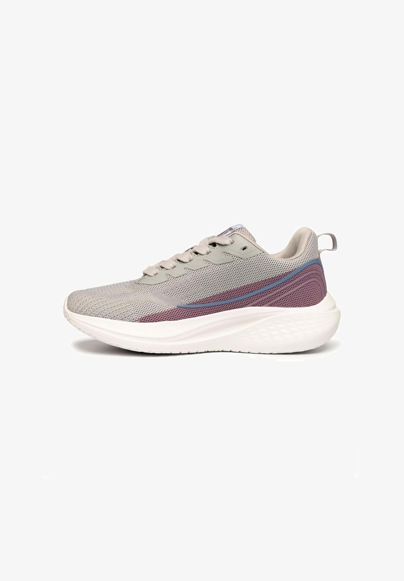 Chaussure de course en mesh gris clair avec des touches de violet et de bleu, semelle blanche épaisse, lacets et languette de tirage au talon, vue latérale sur fond blanc.