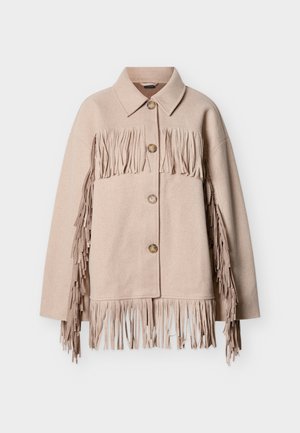 Beige ulljakke med frynser langs ermene og nederkanten. Har krage og tre synlige knapper foran.