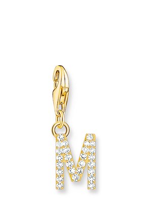 Goldener Anhänger mit Buchstabe M, verziert mit kleinen weißen Edelsteinen auf weißem Hintergrund.