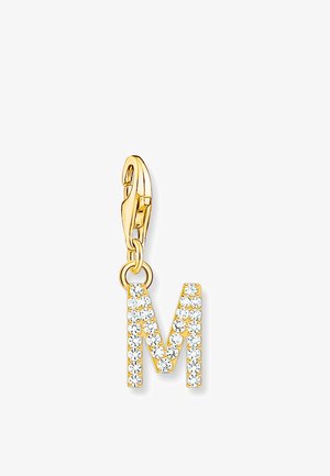 Goldener Anhänger mit Buchstabe M, verziert mit kleinen weißen Edelsteinen auf weißem Hintergrund.