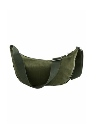 Olijfgroene crossbodytas met brede verstelbare band en gestructureerde stof, afgebeeld tegen een effen witte achtergrond.