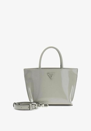 Sac à main en cuir verni gris avec design structuré, poignées arrondies et bandoulière amovible. Dispose d'un logo métallique en accent.