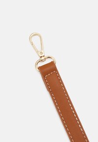 Bruine synthetische leren riem met witte stiksels, voorzien van een gouden metalen clip voor bevestiging aan één uiteinde en een over het geheel gladde textuur.