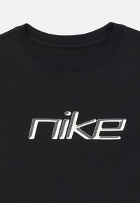 Čierne bavlnené tričko s obvodovým výstrihom a krátkymi rukávmi, na prednej strane s bielym grafickým logom v textúrovanom dizajne.