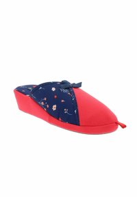 Chausson en tissu rouge et marine avec un motif floral, bout arrondi et un petit accent nœud. Présente une semelle compensée pour plus de hauteur.
