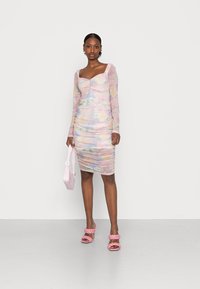 Monki Vestido direito - pink dusty light/tiedye