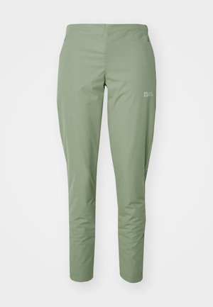 Pantaloni da esterno slim-fit di colore verde chiaro, realizzati in materiale traspirante. Presentano una superficie liscia, gambe diritte e un piccolo logo del marchio sul lato.
