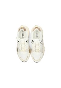 Weiße Sneakers aus Mesh- und Leder-Materialien, akzentuiert mit einem goldenen Zugband und schwarzen Details. Größe 37 ist innen gekennzeichnet.