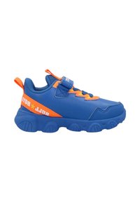 Scarpa sportiva blu con accenti arancioni, materiali in rete e sintetici, collare imbottito, cinturino regolabile, suola spessa con battistrada testurizzato, marchio audace.