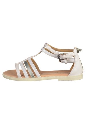 Sandale en cuir blanc avec des rayures argentées, design à bout ouvert, boucle à la cheville et semelle intérieure texturée beige. Semelle plate avec un léger relief.