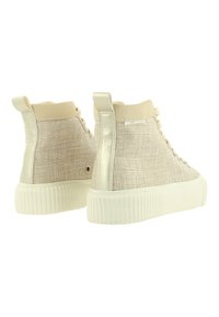 Hochschuh-Sneaker mit einem strukturierten, kastanienbraunen Stoff-Obermaterial, glatten, hellgoldenen Akzenten und einer weißen Gummisohle mit gerippter Struktur.