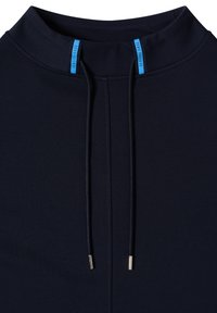 Pull-over bleu marine à col haut, en tissu texturé, avec deux cordons bleus à l'encolure terminés par des embouts argentés.