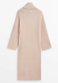 Longue robe-pull beige côtelée en tricot avec manches longues et col roulé, présentée à plat.