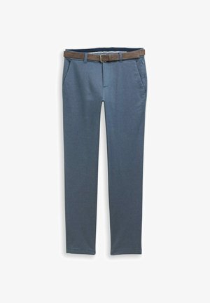 Blaue maßgeschneiderte Hose mit Seitentaschen und einem braunen Ledergürtel, präsentiert vor weißem Hintergrund.