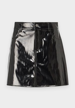 Mini-jupe en vernis noir avec une finition brillante, dotée d'une fermeture à bouton, de passants de ceinture et de poches avant pour un détail supplémentaire.