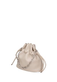 Borsa a sacchetto in pelle beige con coulisse e manico in catena argentata. Texture liscia con una struttura morbida e design minimalista.