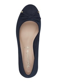 Tamno plavi zeleni baletni stan bez pete s okruglim vrhom, dekorativnom mašnom sprijeda i suptilnim zlatnim detaljem; mekana unutarnja podstava.