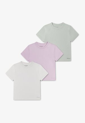 Τρία απλά κοντομάνικα T-shirts με στρογγυλή λαιμόκοψη σε ανοιχτό γκρι, λεβάντα και ανοιχτό πράσινο, τοποθετημένα επικαλυπτόμενα σε λευκό φόντο.
