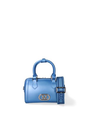 Sac à main en cuir bleu avec doubles anses, logo argenté "M" sur le devant, et bandoulière bleue amovible avec le texte "Marc Ellis".