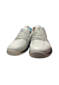 Vita sportskor med meshnät, texturerade sulor och blå detaljer. Har en slät yta och en traditionell snörning.