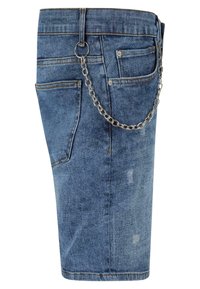 Shorts en denim bleu clair avec une texture frottée. Présentent un classique design à cinq poches et une chaîne en argent attachée à une passant de ceinture.