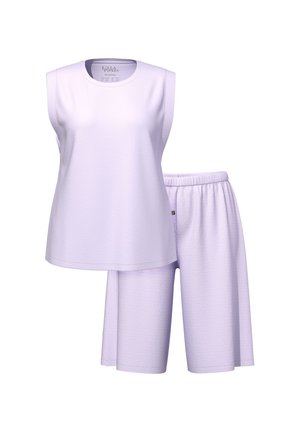 Conjunto de blusa sin mangas y pantalones cortos de color lila, hecho de una tela suave con un patrón sutil. Presenta una cinturilla elástica en los pantalones cortos.