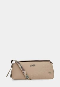 Beige Leder-Wristlet-Clutch mit geprägten Designs, dekorativem Metalllogo und mehrfarbigem Riemen mit Schnallen-Detail.