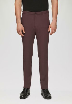 Bordeaux geklede broek gemaakt van gladde stof, met twee voorzakken, een knoopsluiting en een slim fit ontwerp, gecombineerd met zwarte schoenen.