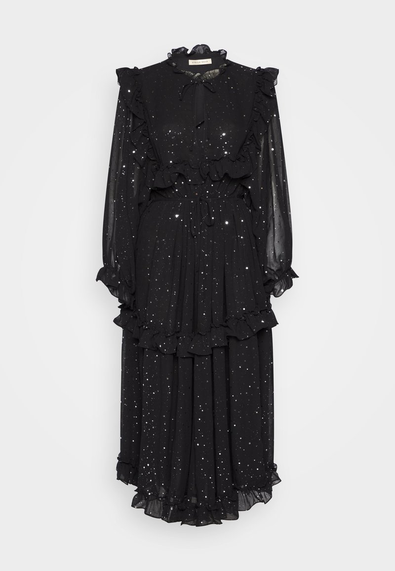 Robe midi noire à manches longues avec des taches blanches en forme d'étoiles, col à volants, poignets, volants superposés sur le corsage et l'ourlet, et ceinture à la taille.
