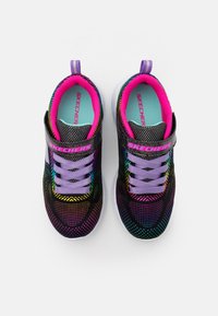 Skechers Performance GO RUN 600 SHIMMER SPEEDER UNISEX - Sapatos para corrida em estrada - black/multicolor