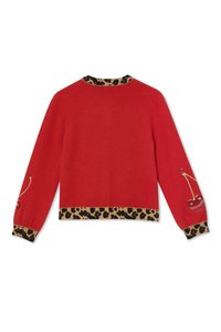 Piros pulóver hosszú ujjakkal, leopárdmintás díszítéssel és cseresznye hímzéssel az ujjakon. Puha anyag, laza szabás és cropped kialakítás.